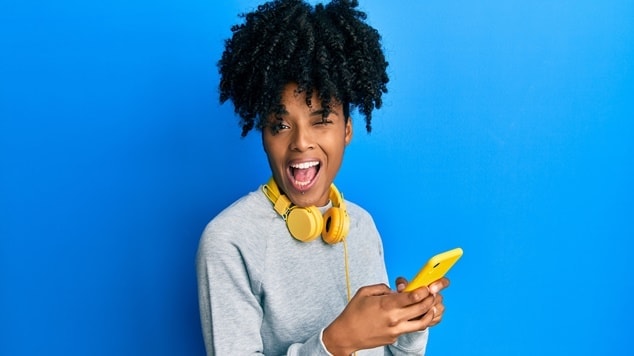 Veja inspirações de penteados crespos e cacheados