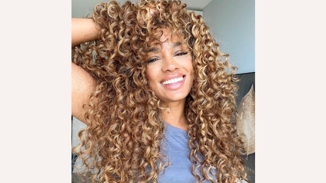 Cabelo longo cacheado