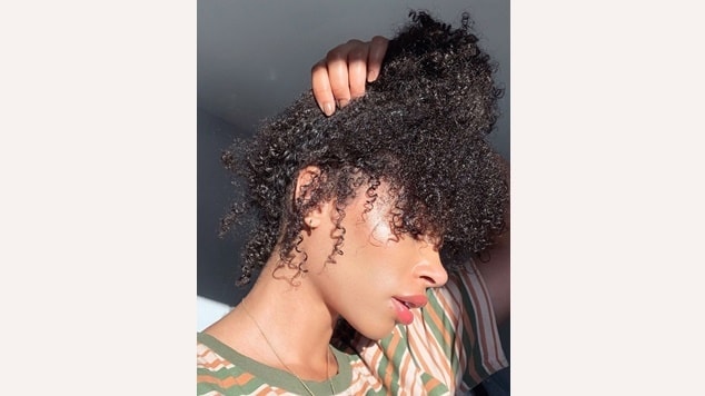 Coque em cabelo crespos