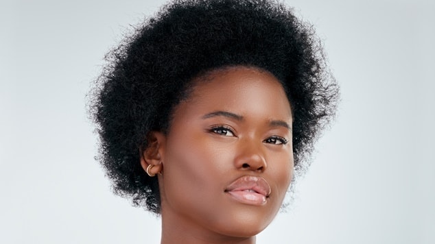 Cabelo crespo curto: 5 cortes que valorizam rosto redondo