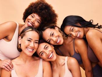 jovens abraçadas demonstrando alegria e amizade, representando a beleza e diversidade da Niely Gold